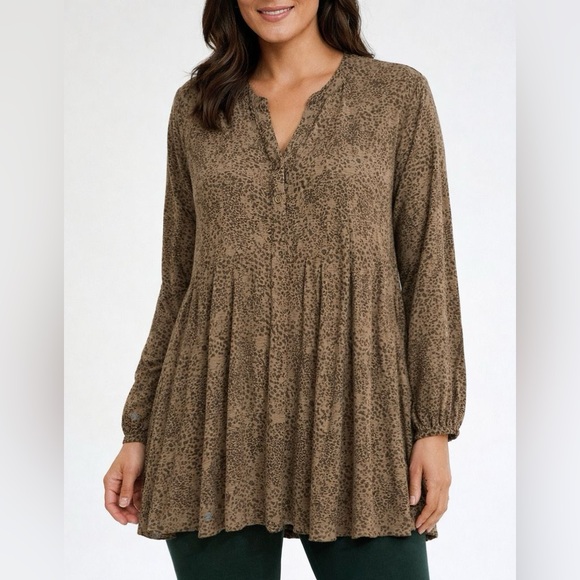 Wonderly Tops - Wonderly brand light Olive green with brown, tunic from Belks